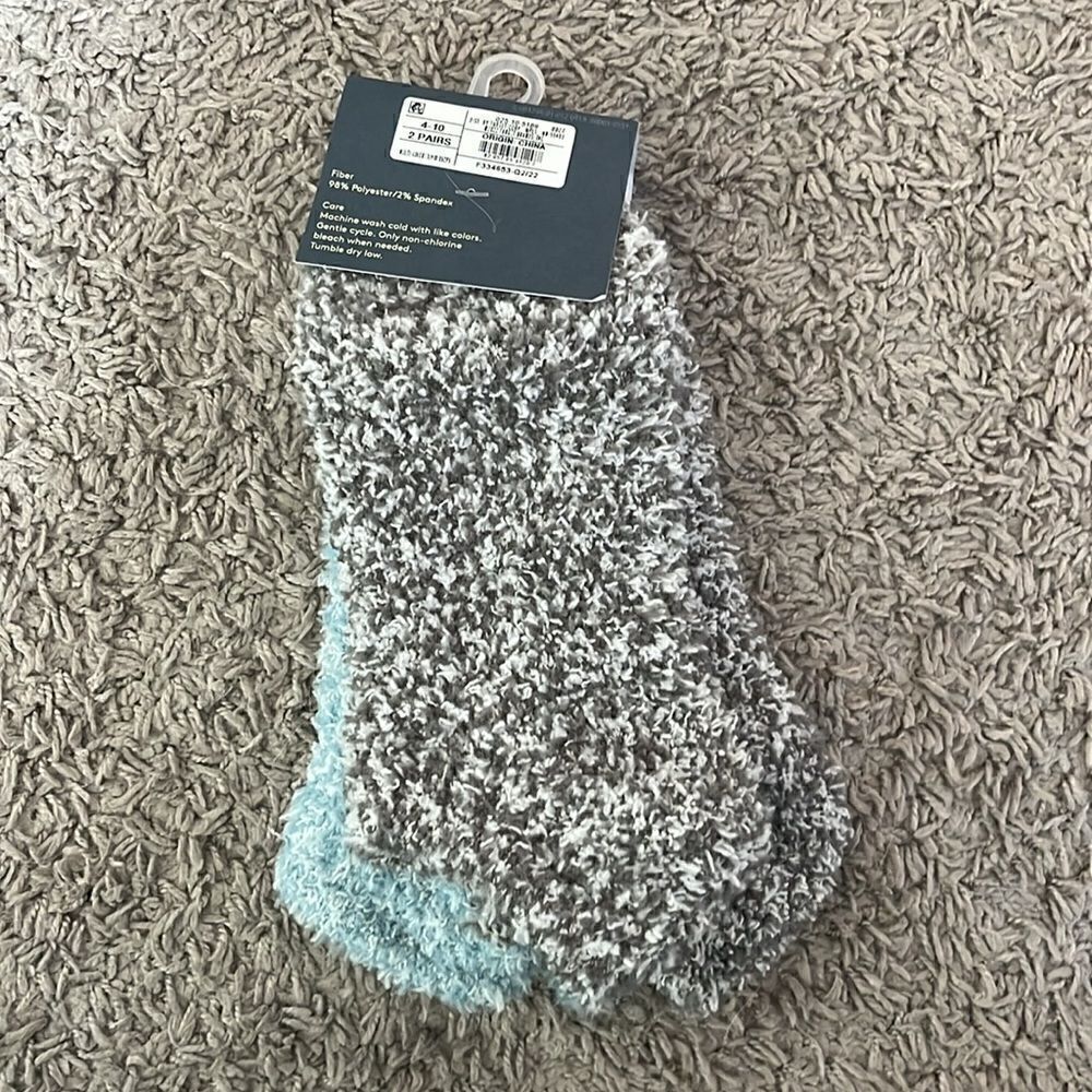 NWT 2 pair women’s fluffy socks / E42 - Picture 2 of 3